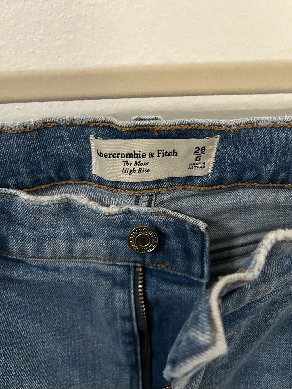 Abercrombie & Fitch High Rise Mom Jeans Blue Denim Jeans - Picture 4 of 5